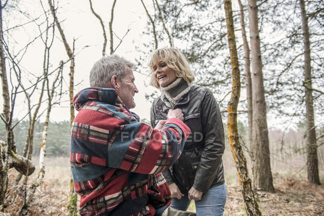 Ehepaar hat Spaß bei Waldspaziergang — Stockfoto