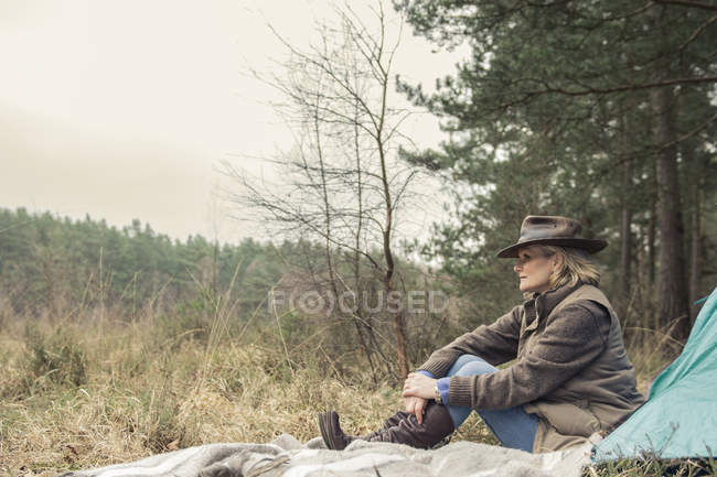 Dame sitzt und genießt Wildnis vom Campingplatz aus — Stockfoto