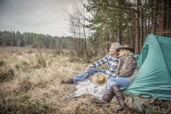 Seniorenpaar schaut weg und träumt — Stockfoto
