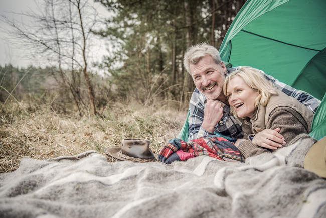 Pareja mayor divirtiéndose en camping - foto de stock