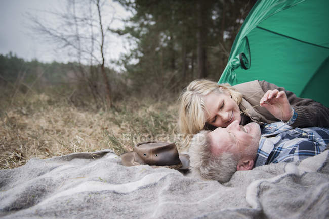 Casal sênior abraçando juntos em cobertor — Fotografia de Stock