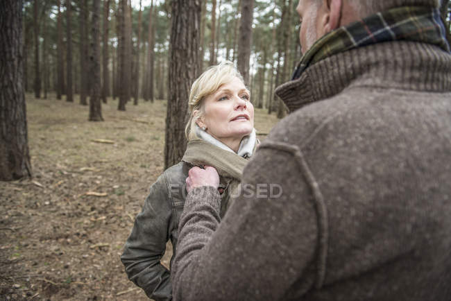 Woman and man looking at each other eyes — Stock Photo