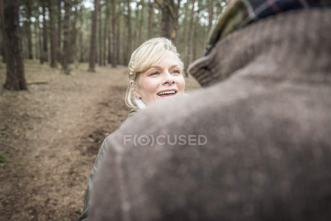 Женщина смотрит на мужчину со счастливым выражением лица — стоковое фото