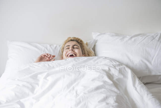 Mulher deitada na cama — Fotografia de Stock