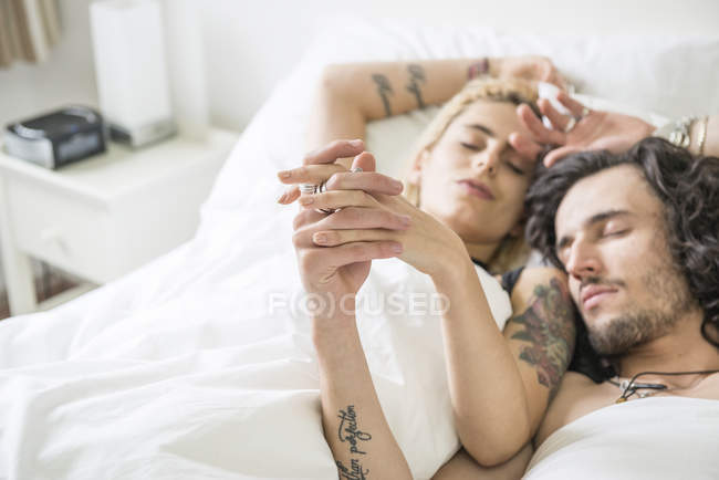 Casal dormindo na cama — Fotografia de Stock