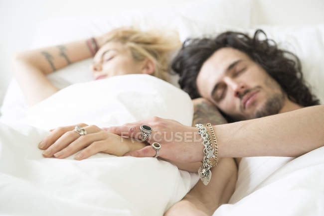 Pareja enamorada durmiendo juntos - foto de stock
