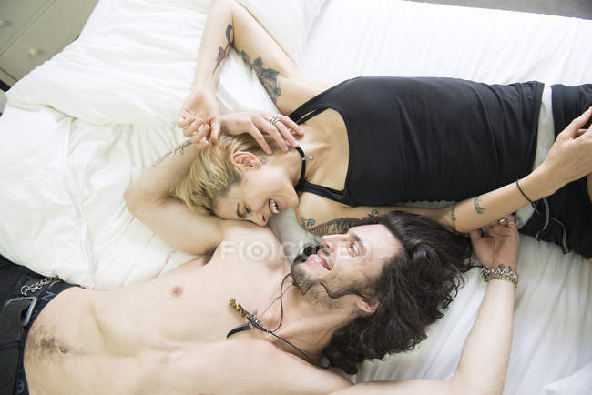 Casal apaixonado deitado na cama — Fotografia de Stock