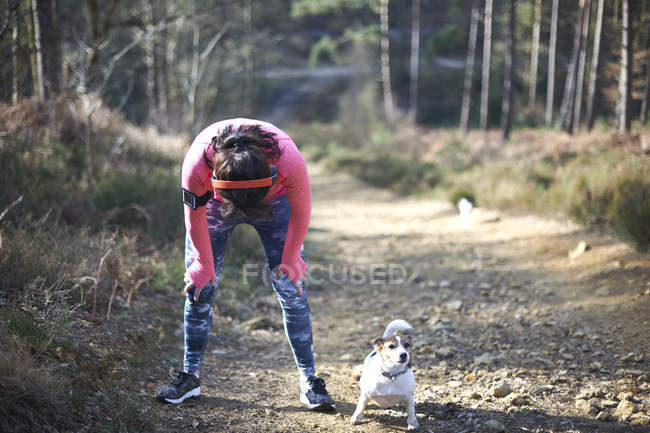 Woman rests after running up — Stock Photo