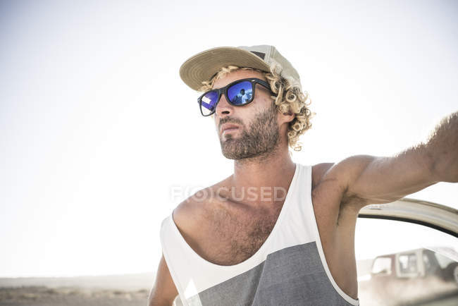 Surfista masculino em pé de carro — Fotografia de Stock