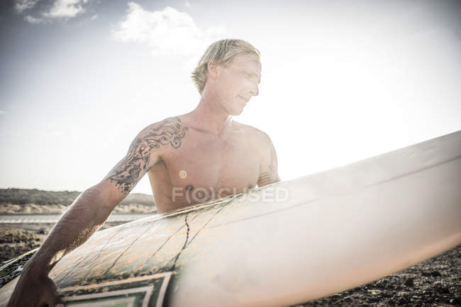 Человек готовится к серфингу — стоковое фото
