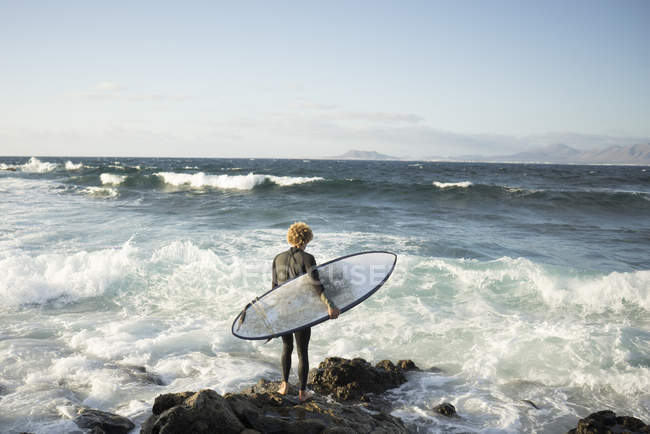 Hombre preparándose para surfear - foto de stock
