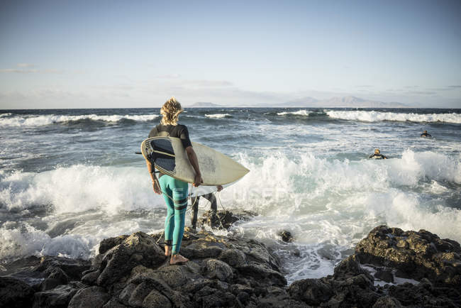 Man preparing to surf — Stock Photo