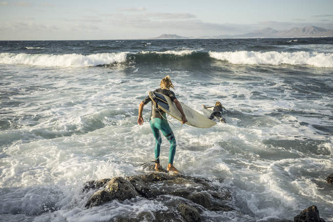 Homme se préparant à surfer — Photo de stock