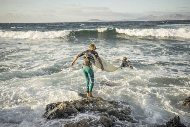 Mann bereitet sich auf das Surfen vor — Stockfoto