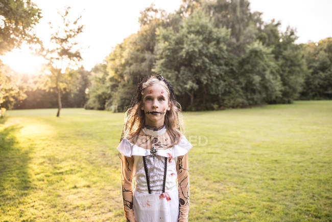 Enfant habillé en costume pour la nuit d'Halloween — Photo de stock