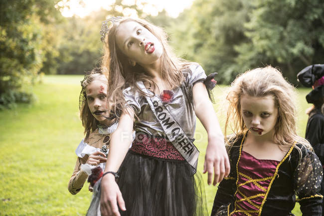 Enfants vêtus de costumes pour Halloween — Photo de stock