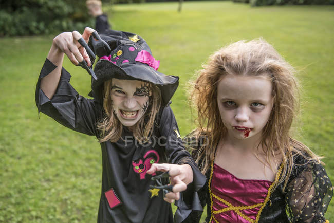Crianças vestidas com trajes para o Halloween — Fotografia de Stock