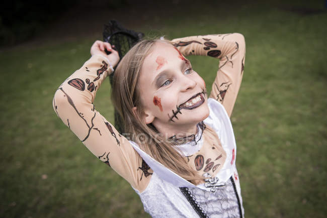 Criança vestida de fantasia para a Noite de Halloween — Fotografia de Stock