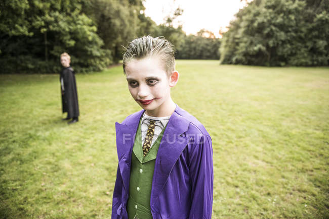 Chico vestido como Joker para Noche de Halloween — Stock Photo