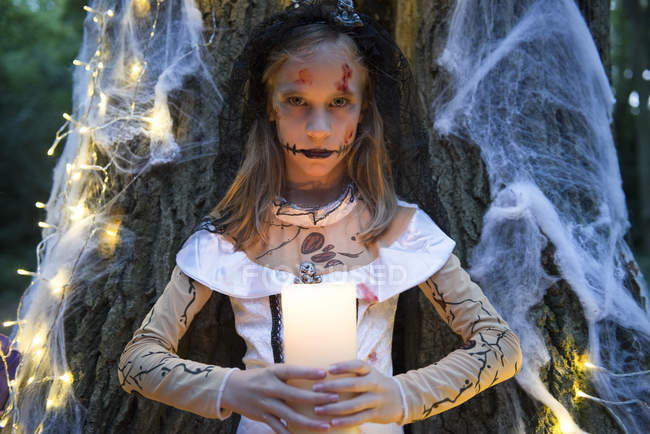 Kind im Kostüm für die Halloween-Nacht — Stockfoto