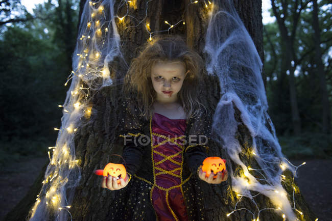 Ребенок, одетый в костюм на ночь Хэллоуина — стоковое фото