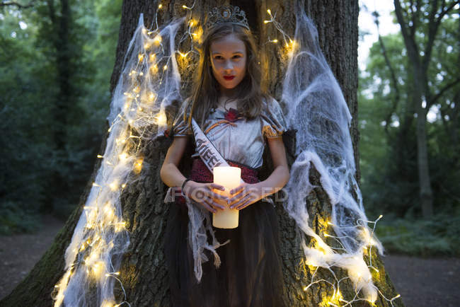 Ребенок, одетый в костюм на ночь Хэллоуина — стоковое фото