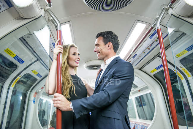 Пара, стоящая в метро поезд — стоковое фото
