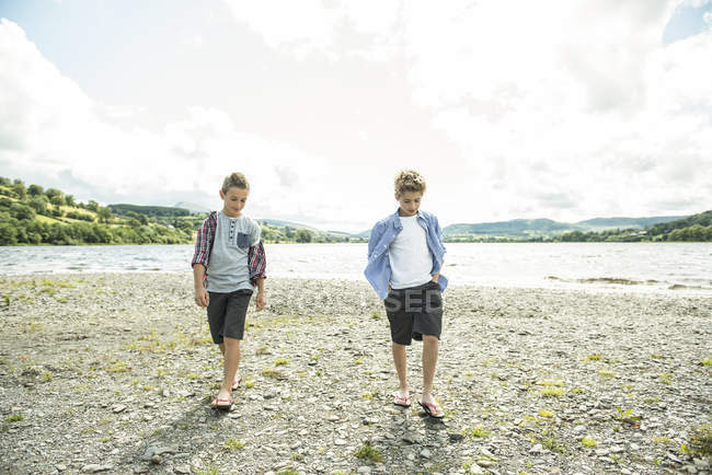 Два мальчика идут по берегу — стоковое фото
