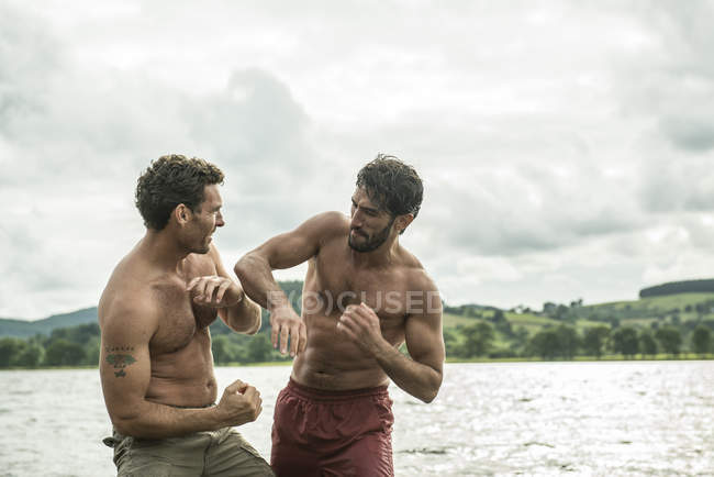 Men boxing in shallow water — Stock Photo