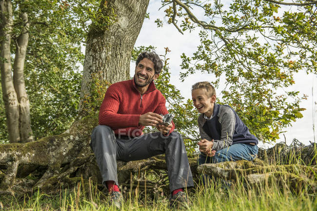 Man showing son how to use camera — Stock Photo