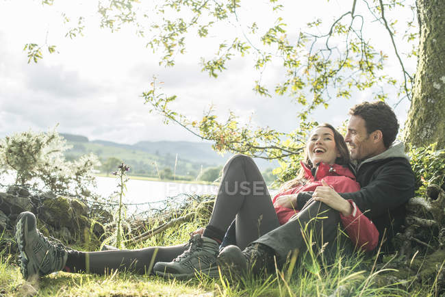 Man and woman relaxing on shore — Stock Photo