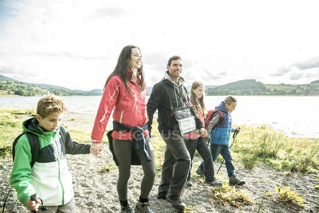 Famiglia a piedi sulla riva — Foto stock