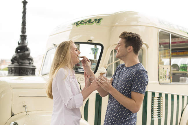 Couple debout devant la camionnette de crème glacée traditionnelle — Photo de stock