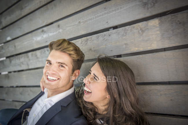 Paar hat Spaß auf Bank — Stockfoto