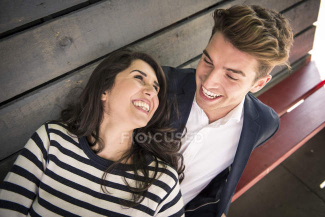Casal se divertindo no banco — Fotografia de Stock