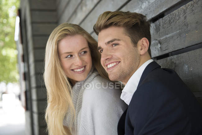 Paar sitzt auf Bank — Stockfoto