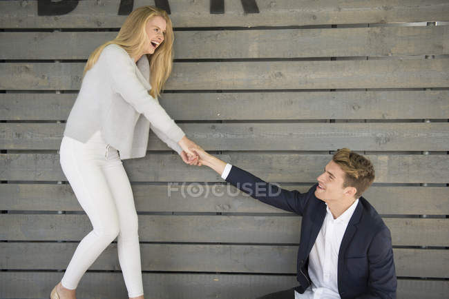 Paar hält Händchen und hat Spaß — Stockfoto