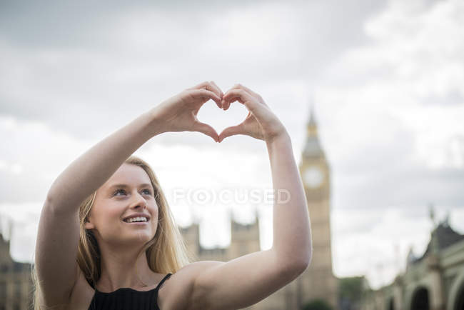 Frau bringt Herz mit Händen in Form — Stockfoto