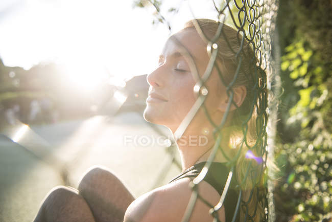 Femme appréciant le soleil — Photo de stock