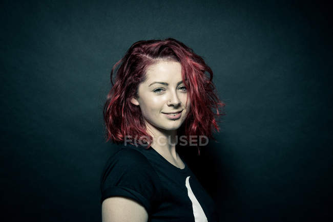 Donna con i capelli rossi sorridente alla macchina fotografica — Foto stock