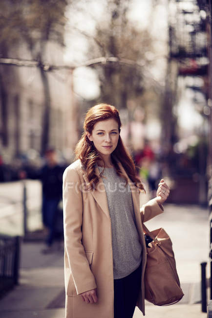 Femme posant pour portrait de rue — Photo de stock