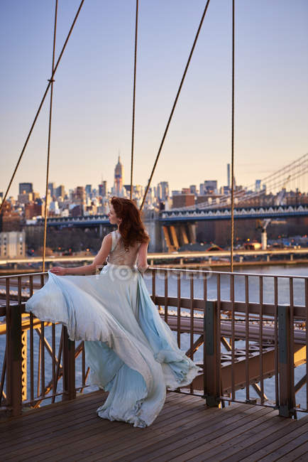 Femme en robe bleue sur le pont de Brooklyn — Photo de stock