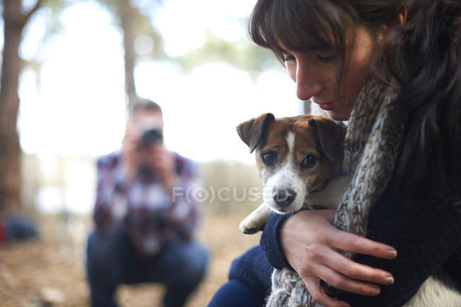 Homem tirando foto de namorada com cão — Fotografia de Stock