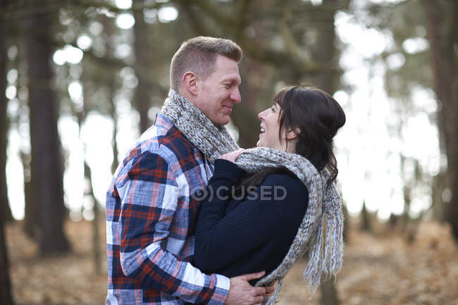 Couple embrassant dans la forêt — Photo de stock