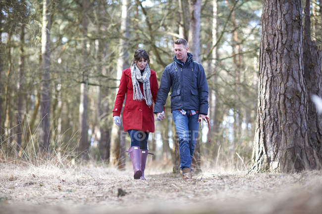 Couple marchant en forêt — Photo de stock