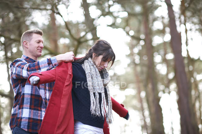 Homem ajudando vestir a mulher — Fotografia de Stock
