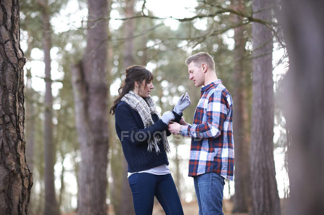 Mann hilft Frau beim Anziehen — Stockfoto