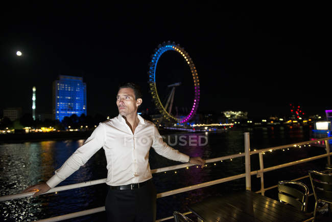 Uomo in piedi sul ponte della barca — Foto stock