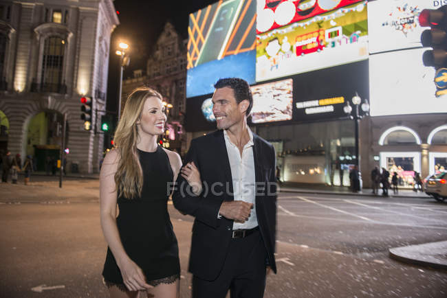 Casal andando na cidade em Londres — Fotografia de Stock