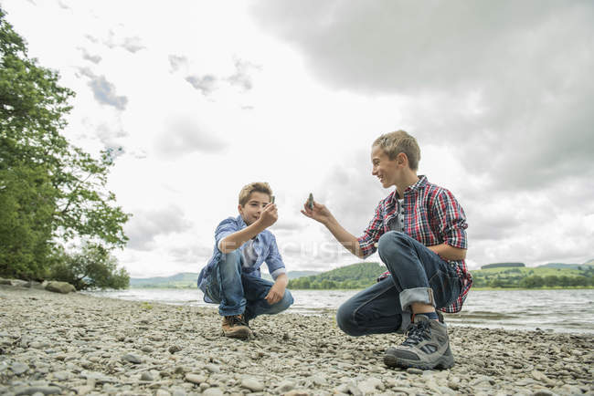 Мальчики играют на берегу — стоковое фото